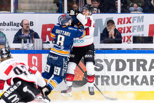 Växjös Zachary Giuttari och Malmö Redhawks Axel Sundberg