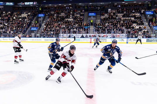 Malmö Redhawks Petter Vesterheim mellan Växjös Eemeli