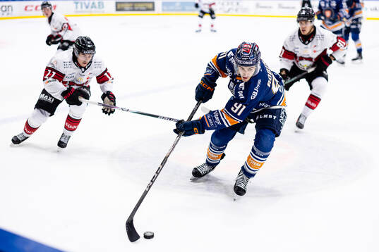 Malmö Redhawks Elia Pedrotti och Växjös Felix Robert
