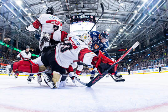 Malmö Redhawks målvakt Oskar Blomgren när Växjös Karl