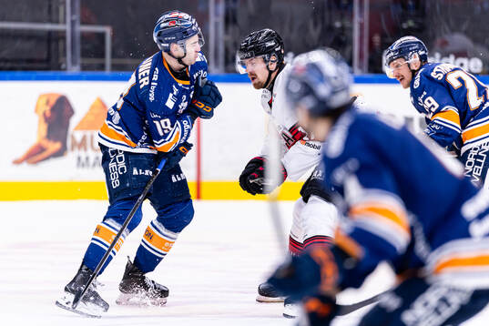 Växjös Reid Gardiner tacklar Malmö Redhawks Johan