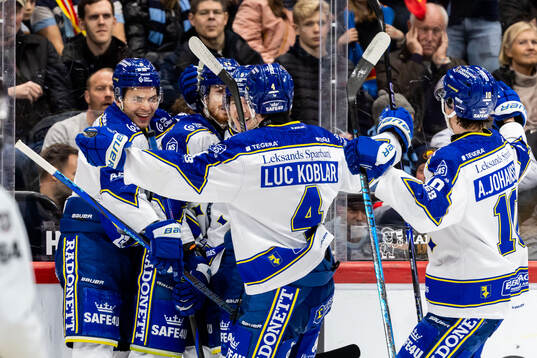 Leksands Peter Cehlarik jublar med lagkamrater