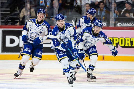 Leksands Marcus Karlberg jublar med lagkamrater