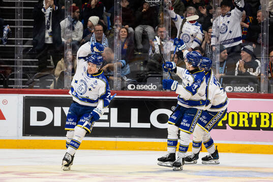 Leksands Marcus Karlberg jublar med lagkamrater