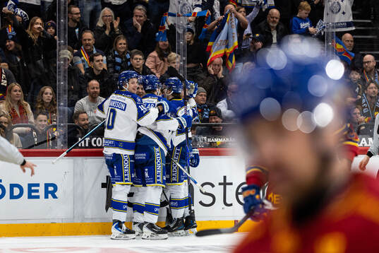Leksands Peter Cehlarik jublar med lagkamrater