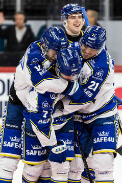 Leksands Marcus Karlberg jublar med lagkamrater