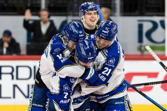 Leksands Marcus Karlberg jublar med lagkamrater