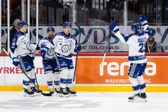 Leksands Lukas Vejdemo jublar med lagkamrater