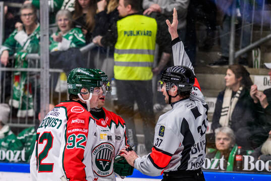 Frölundas Noah Hasa och Filip Cederqvist i samtal med