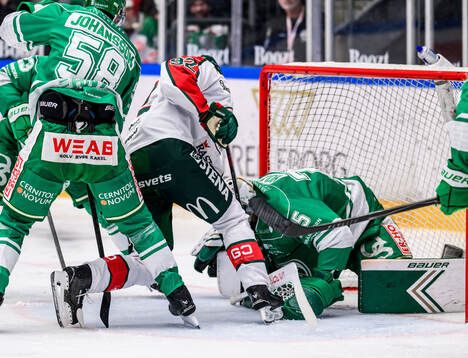 Frölundas Filip Cederqvist och Rögles målvakt Arvid Holm