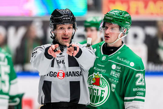 Linjedomare Örjan Åhlén och Rögles Anton Bengtsson