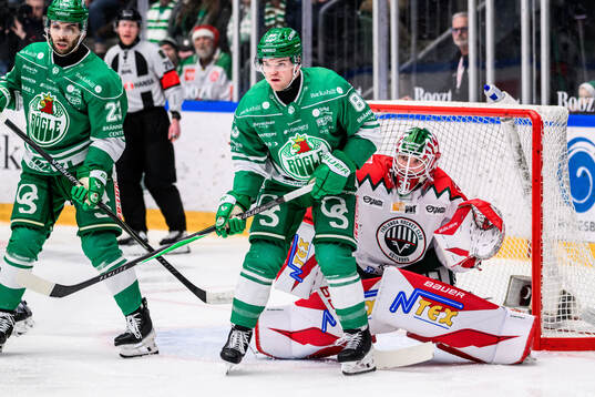 Rögles Karson Kuhlman och Frölundas målvakt Tobias