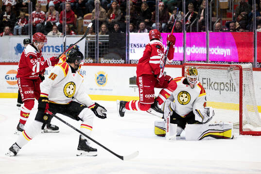 Timrås Anton Lander och Brynäs målvakt Damian Clara