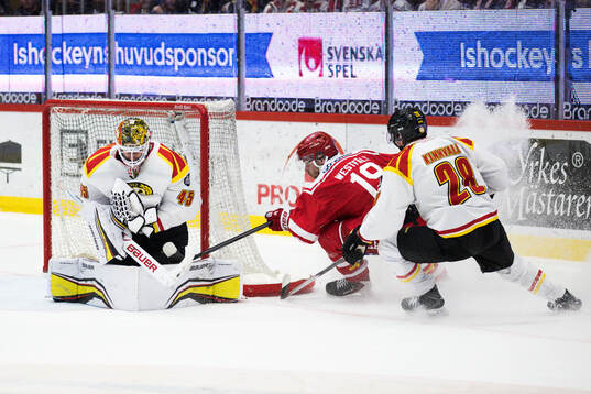 Brynäs målvakt Damian Clara och Timrås Marcus Westfält
