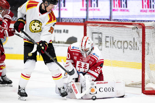Brynäs Oskar Lindblom och Timrås målvakt Jacob Johansson