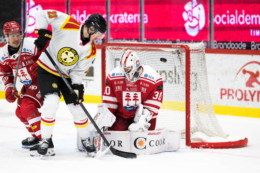 Brynäs Oskar Lindblom och Timrås målvakt Jacob Johansson