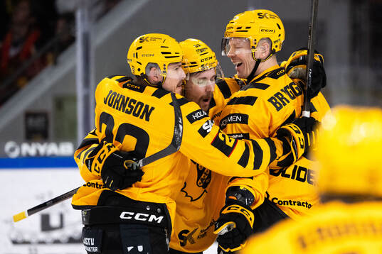 Skellefteås Arvid Lundberg jublar med Jonathan Johnson och