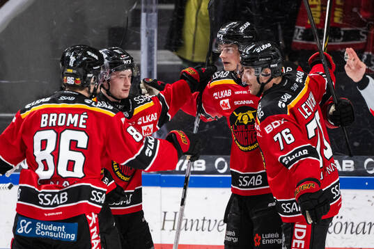 Luleås Markus Nurmi jublar med lagkamrater
