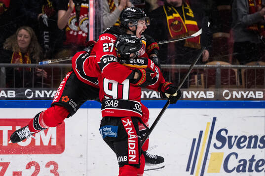 Luleås Oskari Laaksonen och Brian O'Neill jublar