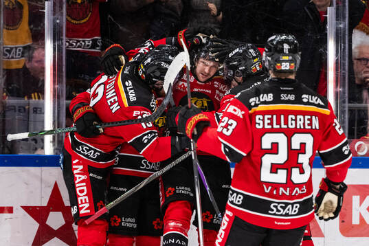 Luleås Oskari Laaksonen jublar med lagkamrater