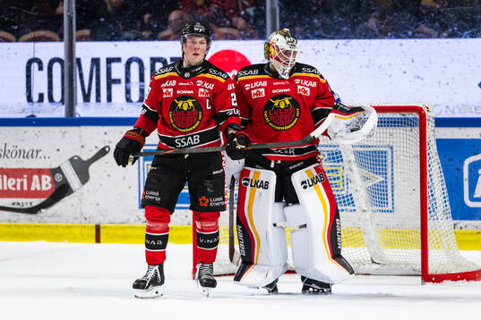 Luleås Erik Gustafsson och målvakt Joel Lassinantti deppar