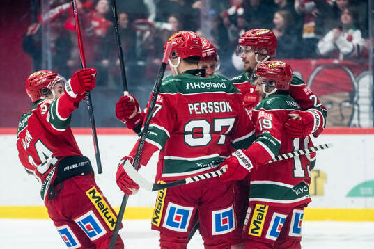 Modos Tyler Kelleher jublar med lagkamrater