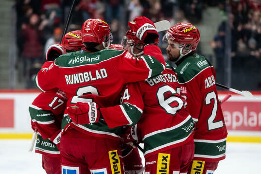 Modos Jacob Bengtsson jublar med lagkamrater