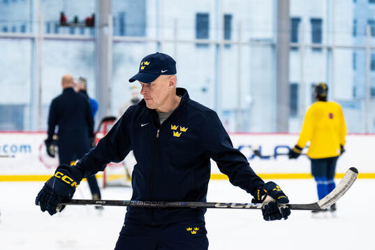 Head coach Magnus Hävelid of Sweden at a practice session