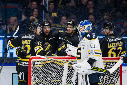 AIKs Ludwig Blomstrand jublar med Scott Pooley och Oscar
