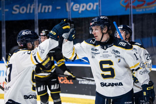 Södertäljes Carter Ashton (h) jublar med Daniel Norbe (v)