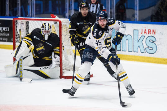Södertäljes Sebastian Dyk nder ishockeymatchen i