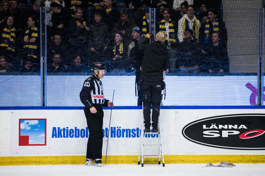 Funktionärer lagar plexiglaset på Hovet