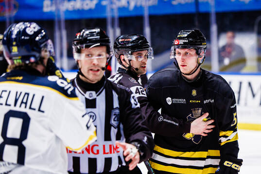 Södertäljes Adam Hesselvall och AIKs Oskar Magnusson