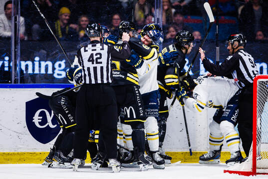AIKs och Södertäljes spelare i ett bråk