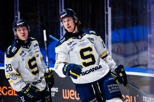 Södertäljes Adam Hesselvall och Carter Ashton jublar