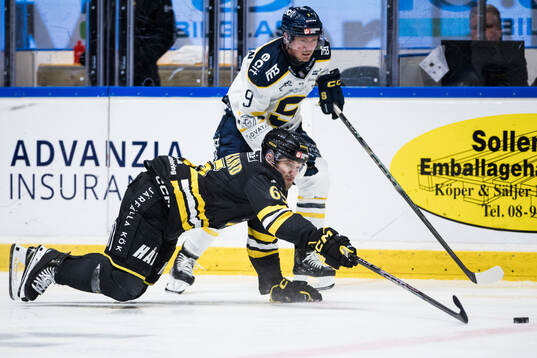 AIKs Ludwig Blomstrand och Södertäljes Patrik Zackrisson