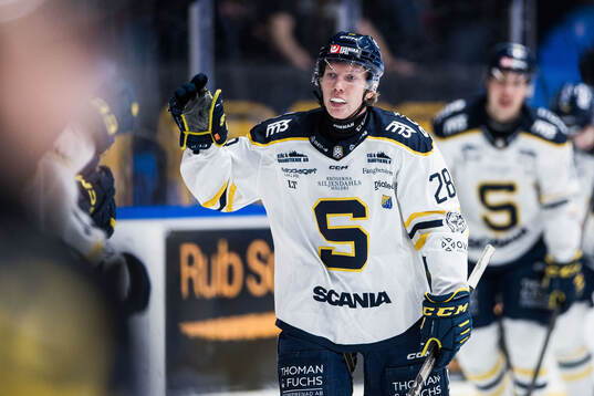 Södertäljes Adam Hesselvall jublar