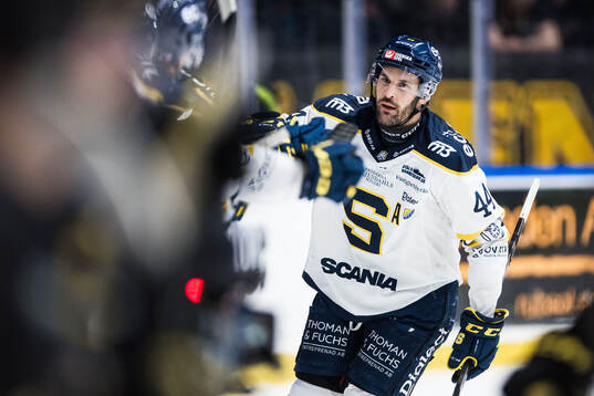 Södertäljes Niklas Arell jublar