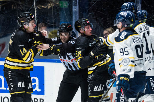 AIKs Oskar Magnusson i bråk med Södertäljes spelare