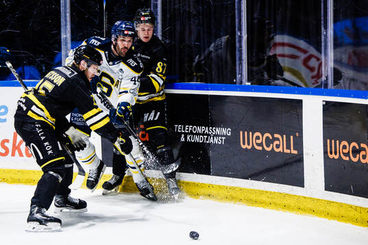Södertäljes Niklas Arell och AIKs Oskar Magnusson och