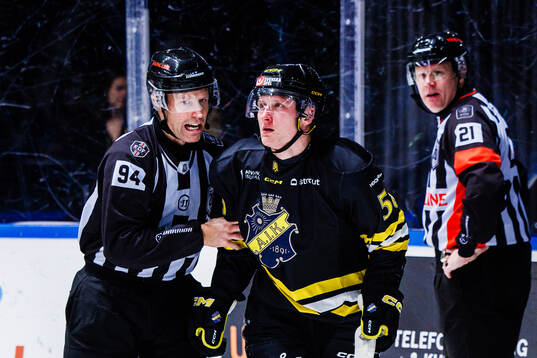 Linjedomare Andreas Lundén och AIKs Oskar Magnusson