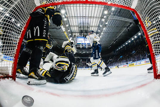 Södertäljes Carter Ashton gör 1-2 bakom AIKs målvakt
