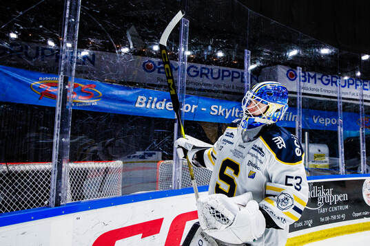 Södertäljes målvakt Niclas Westerholm jublar
