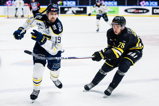 Södertäljes Hampus Harlestam och AIKs Patrik Jernfalk