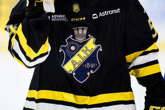 AIKs klubbmärke på en matchtröjaunder ishockeymatchen i