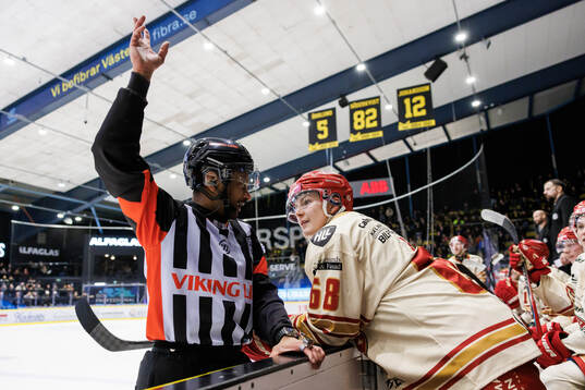 Domare Fredrik Rönnberg och Kalmars Eddie Levin