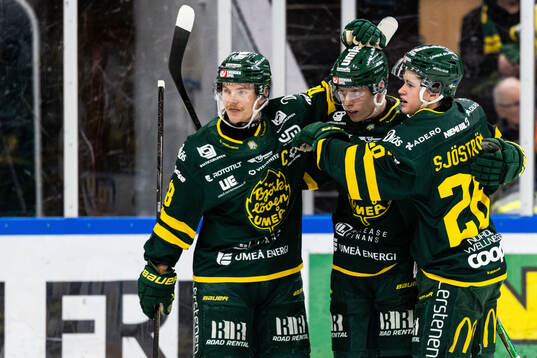 Björklövens Oscar Tellström jublar med Axel Ottosson och