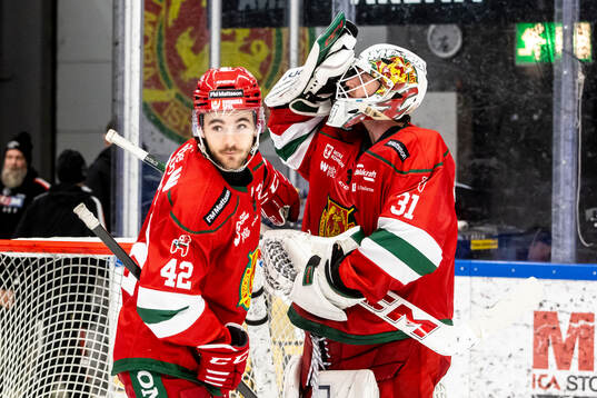 Moras Brayden Tracey och målvakt Marcus Hellgren Smed