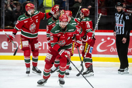 Modos Emil Larsson jublar