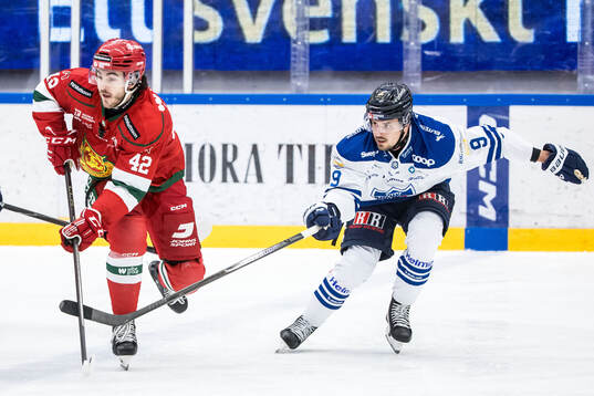 Moras Brayden Tracey och Karlskogas Eero Teräväinen